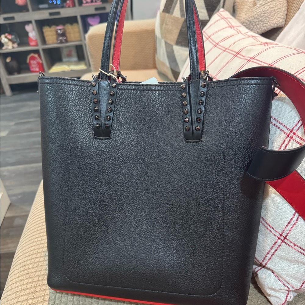 Spacious Black Tote Bag with Textured Leather and Sturdy Handles